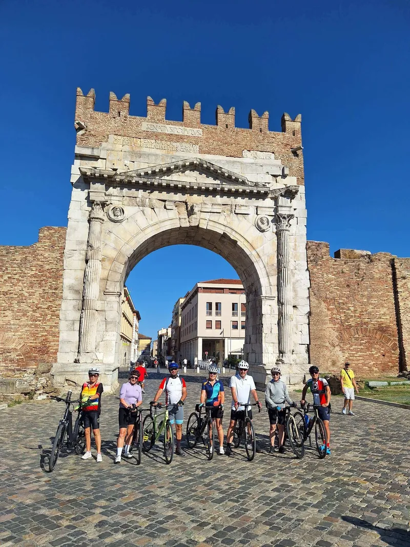 Davanti all’Arco d’Augusto, a Rimini