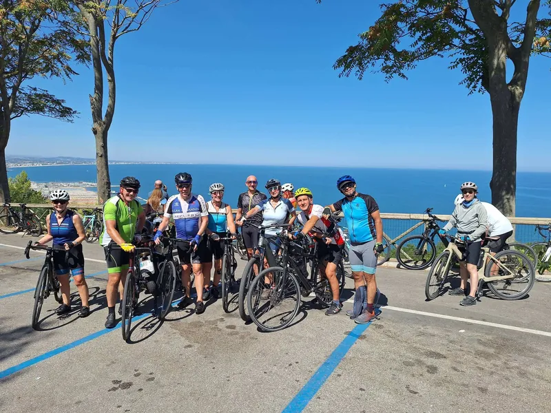 Sosta al belvedere sul mare