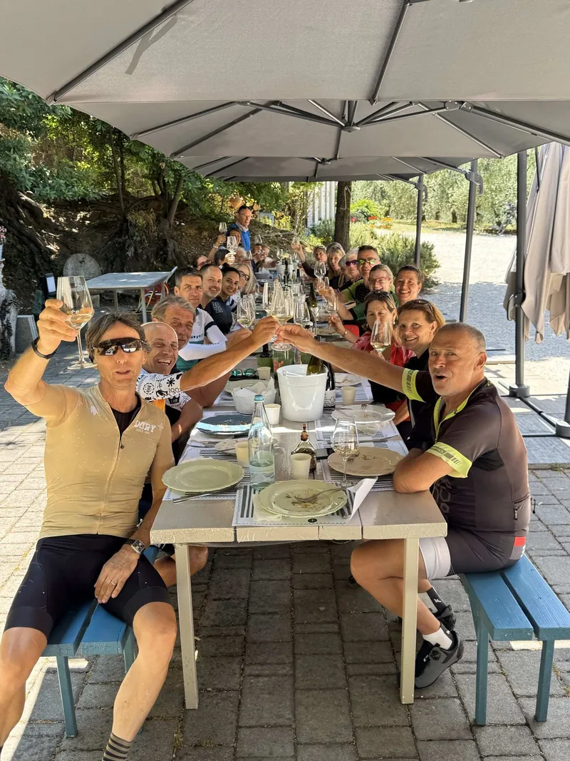 Brindisi a tavola dopo il giro