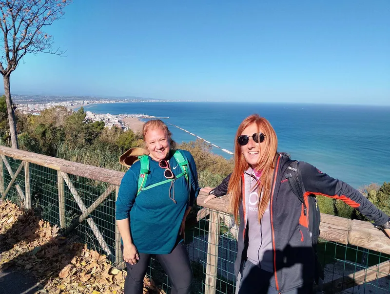 A piedi sul sentiero sopra il mare