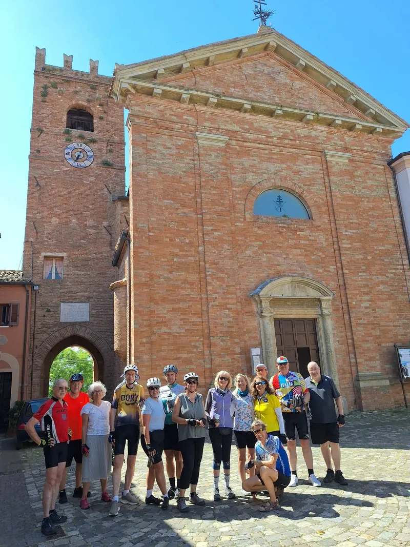Davanti alla chiesa di mattoni