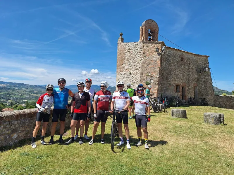 Davanti alla chiesetta in cima al colle