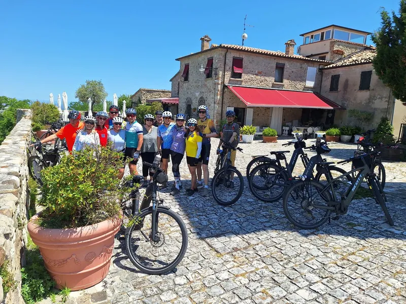 In e-bike nella piazzetta del borgo