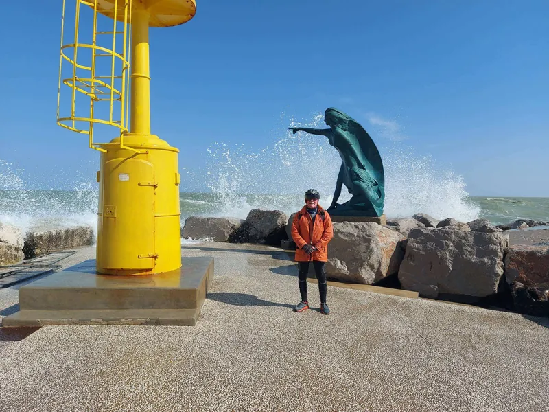 Sul molo, accanto al faro giallo