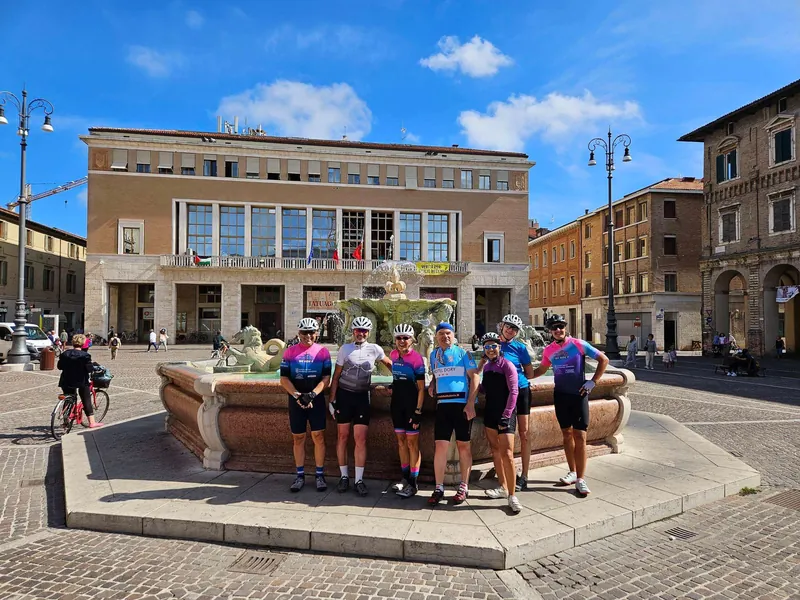 Alla fontana della piazza