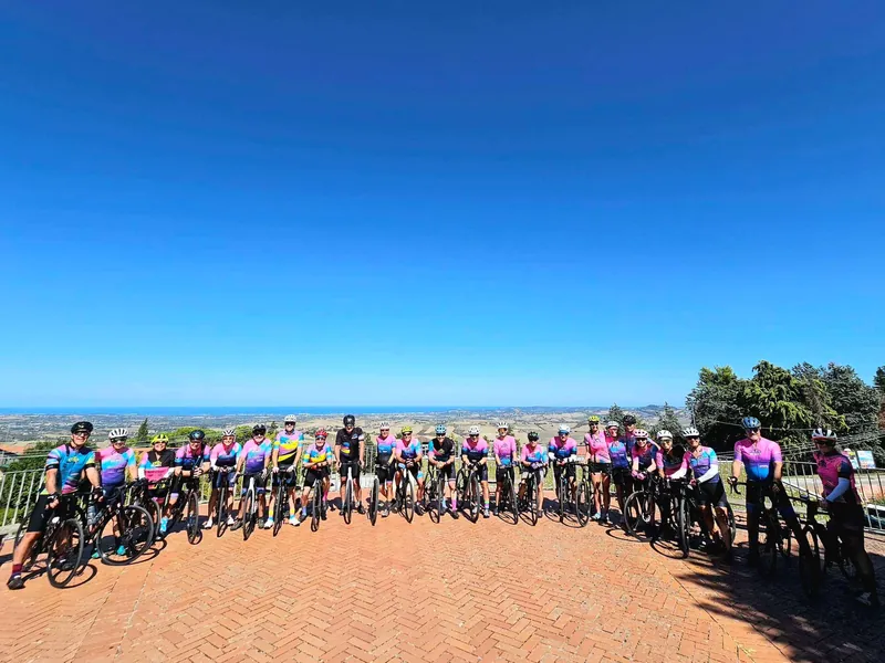Tutto il gruppo in fila sul belvedere, con il mare all’orizzonte