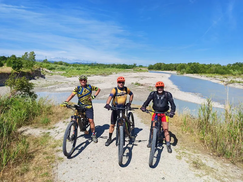 In mountain bike sul greto del fiume