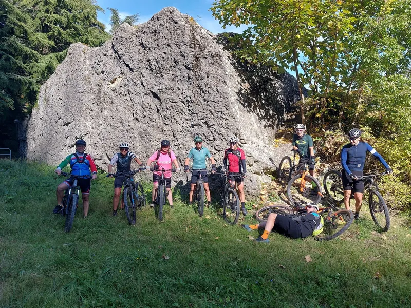 In mountain bike, davanti alla roccia nel bosco