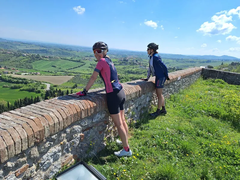 Una pausa sul muretto, con le colline sotto