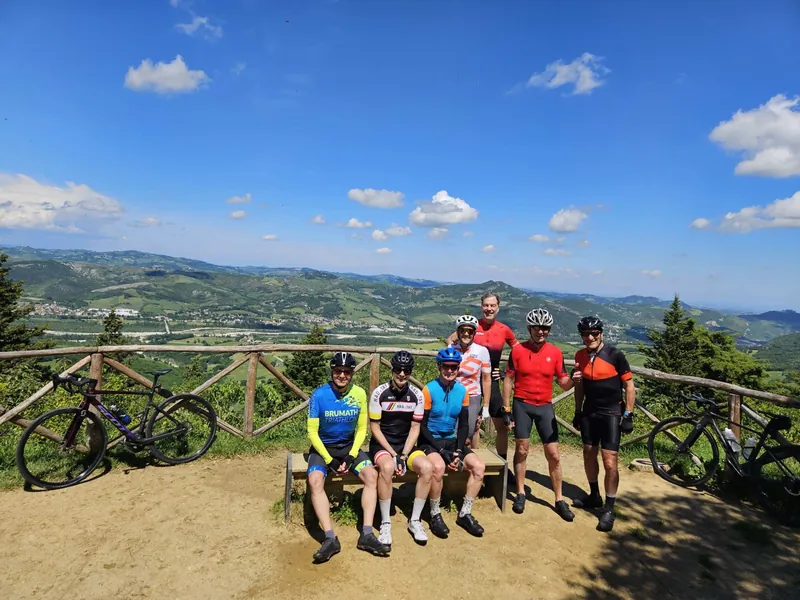 In panchina, davanti alle colline