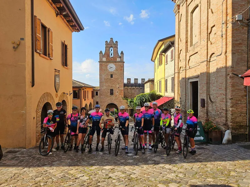 In piazza, sotto la torre dell’orologio