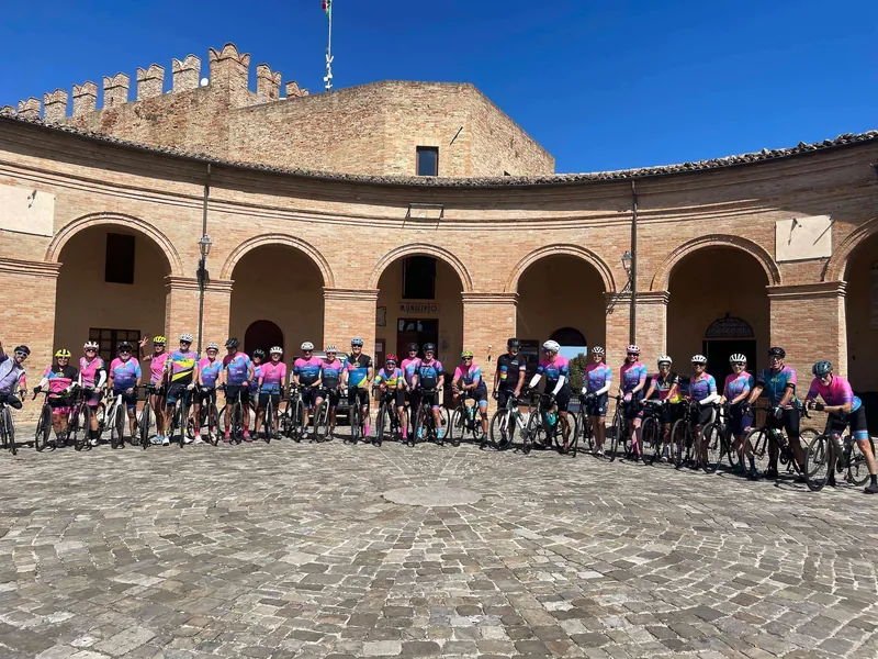Il gruppo nella piazza con i portici