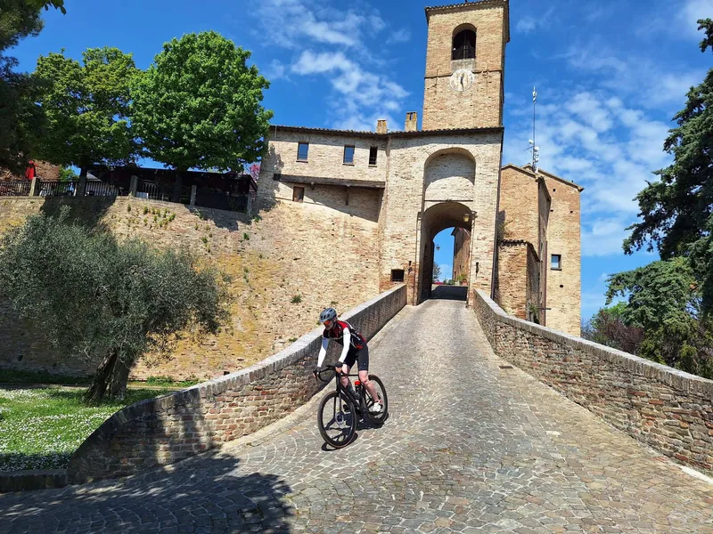 Sul ponte di pietra, verso la porta del castello