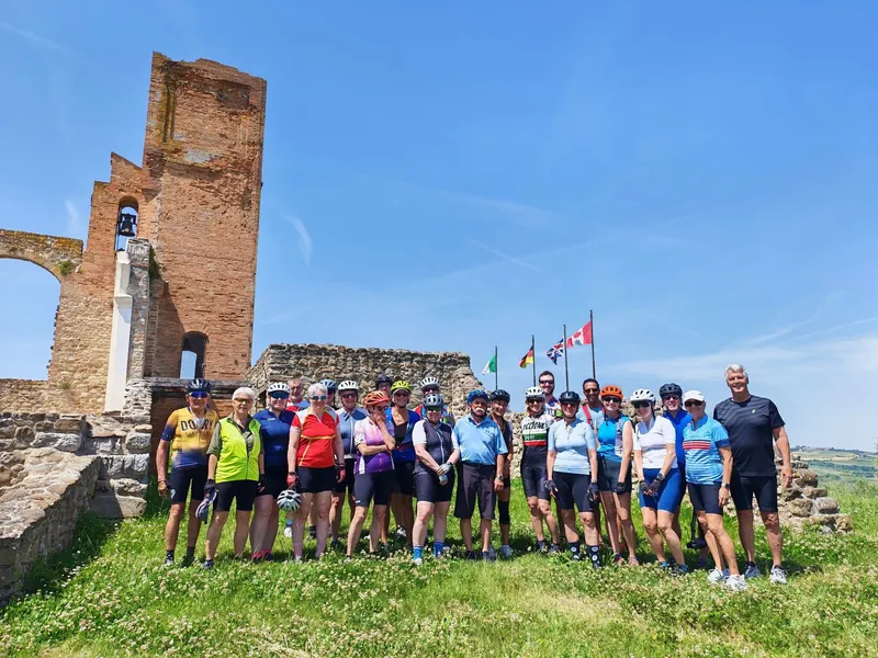 Tra le rovine, con le bandiere al vento