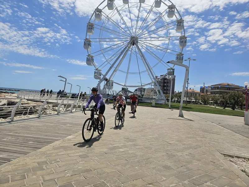 Sul lungomare, davanti alla ruota panoramica