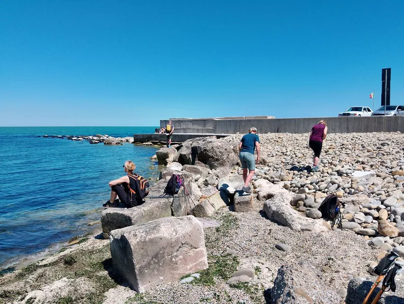 Sugli scogli, davanti al mare