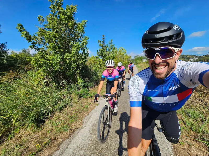 Selfie in corsa sulla strada di campagna