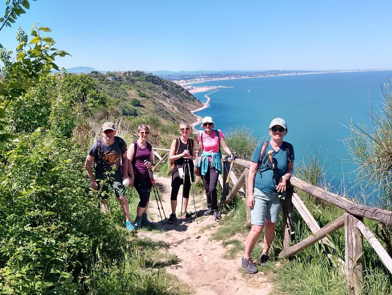 Il sentiero sulla costa, a piedi