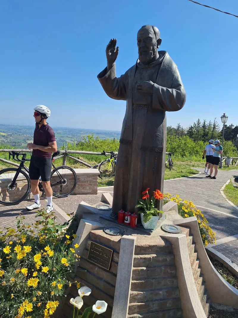 Davanti alla statua del frate