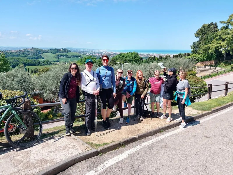 Sulla strada panoramica sopra il mare