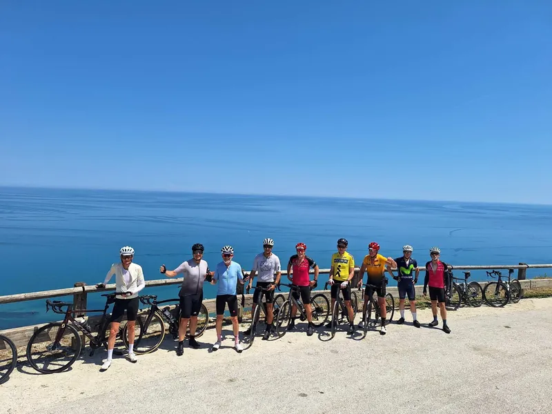 Il gruppo sulla terrazza, con l’Adriatico sotto