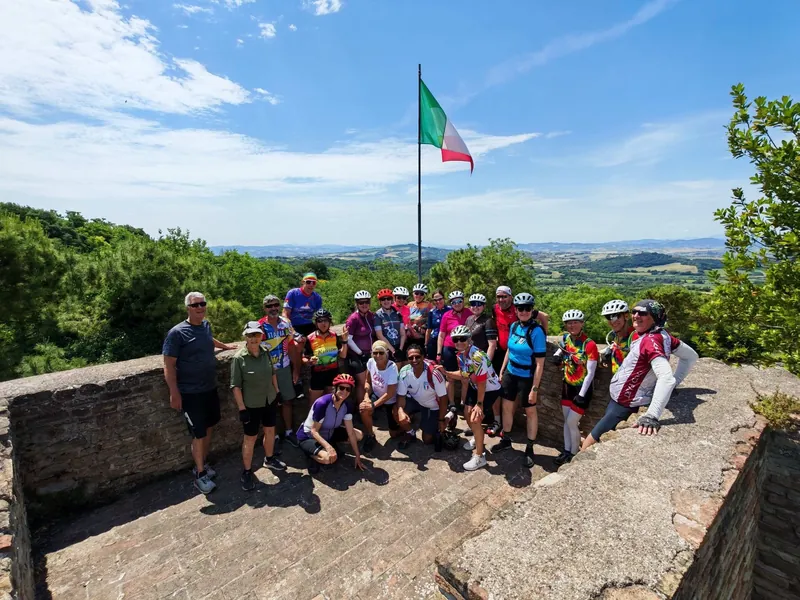 Il gruppo al belvedere, sotto il tricolore