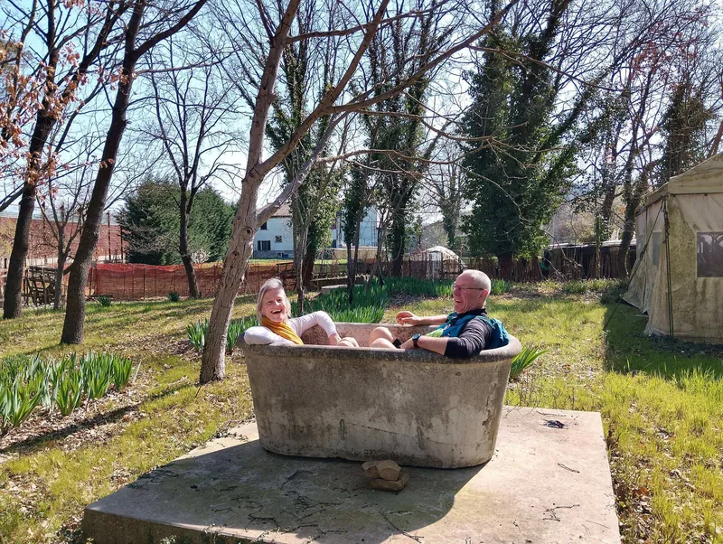 Relax nella vecchia vasca in giardino