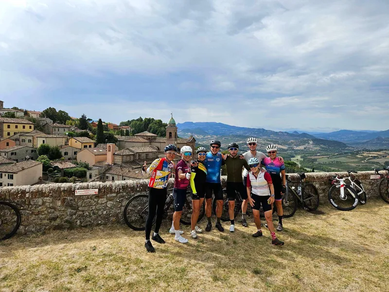 Il borgo e le montagne alle spalle