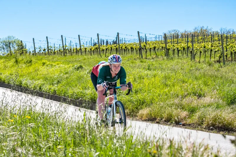 Ciclista su una strada di campagna