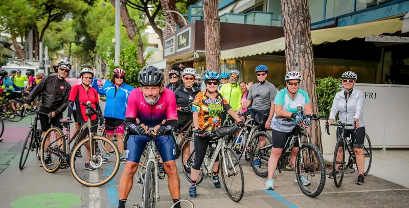 Il gruppo della Dolce Vita in posa con le bici