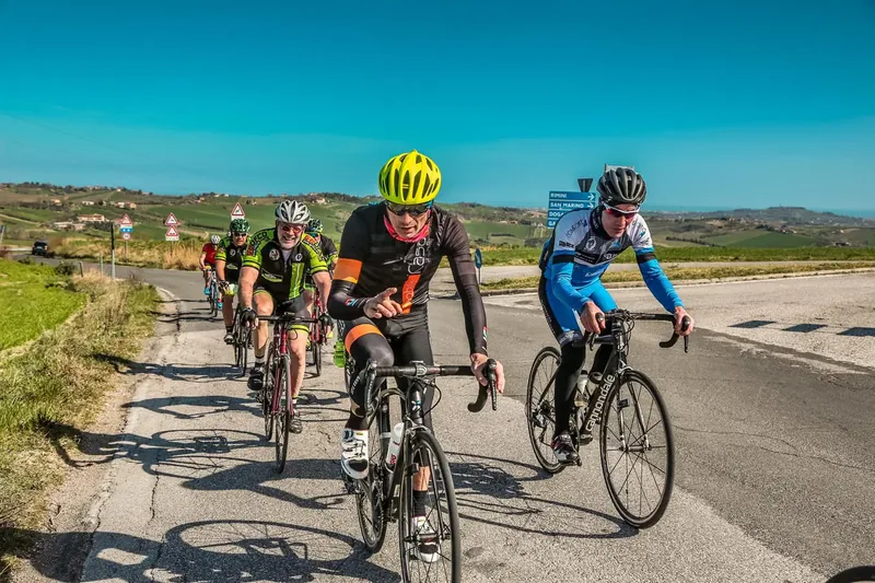 Ciclisti del gruppo Limoncino in strada tra le colline