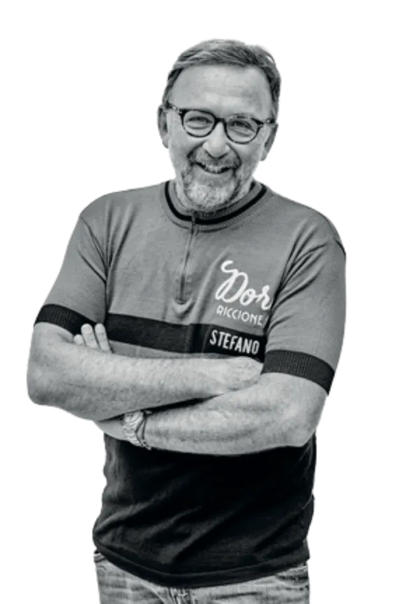 Ritratto di Stefano Giuliodori a braccia conserte con la maglia Dory