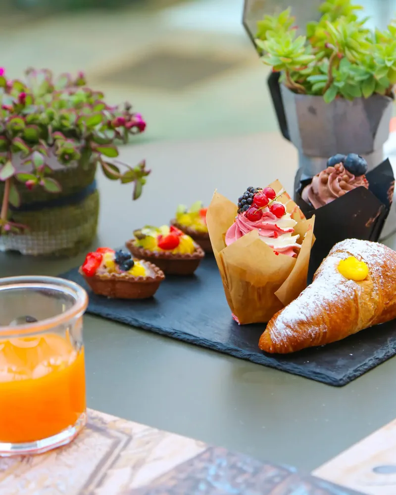 Tartellette glassate, muffin e brioche