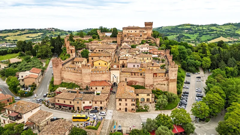Gradara vista dall'alto, con la rocca e le mura tra le colline