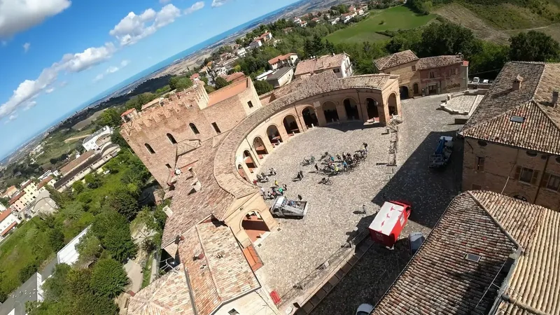 Mondaino dall'alto, con la piazza a semicerchio