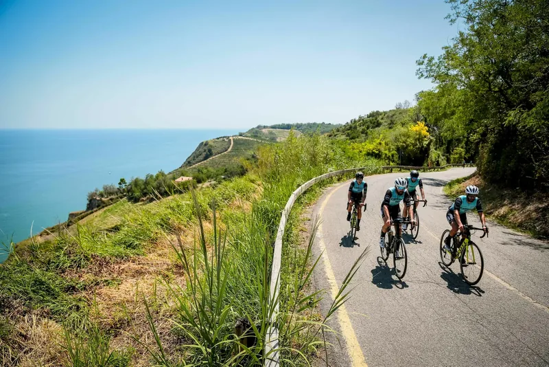 Ciclisti sulla strada panoramica del Monte San Bartolo, a picco sul mare