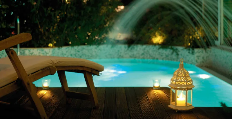 La piscina esterna, la sera